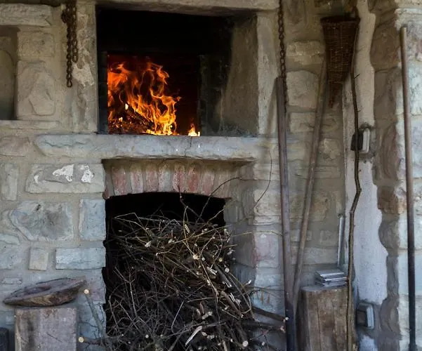 Vandrarhem Podesteria Di Gombola - Arte E Territorio *
